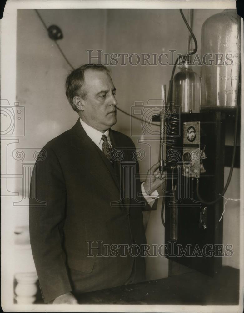 1930 Press Photo Dr.Reese R.Hutchison with his Carburetor Adjustment Machine. - Historic Images