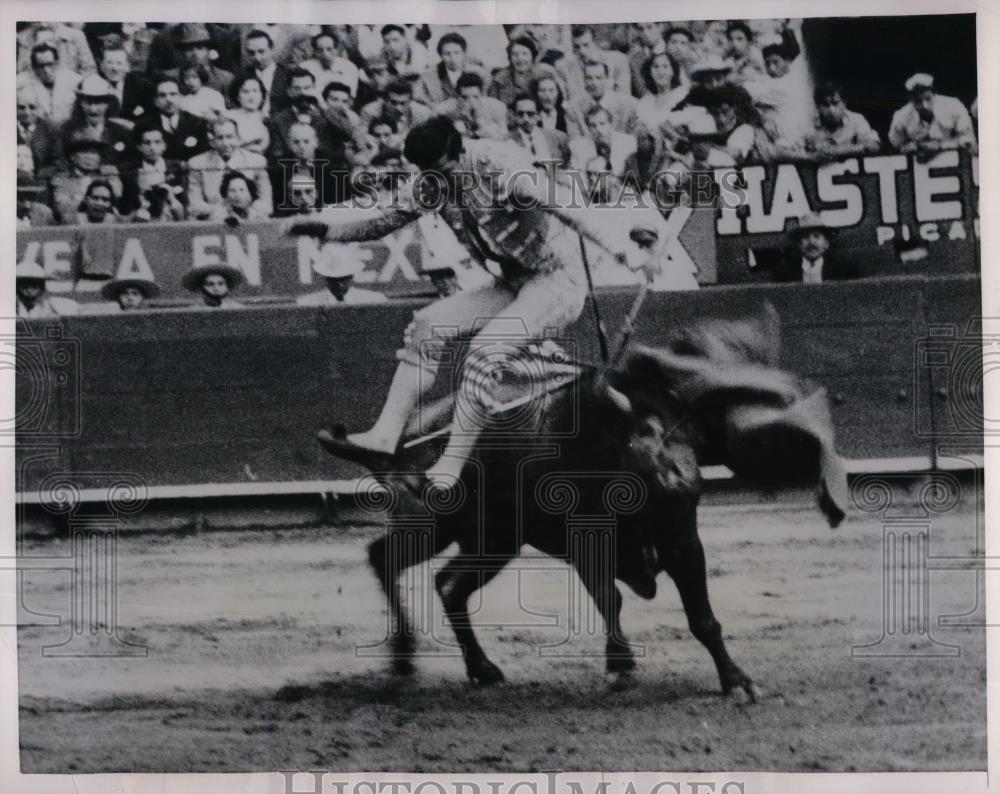 1952 Press Photo Antonio Ordonez Mexican Bullfighter Bucked Off Bull Mexico City - Historic Images