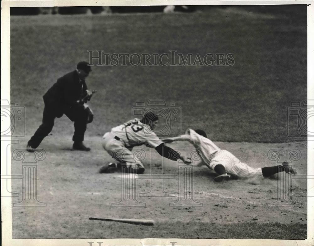 1943 Press Photo George Stirnweiss, New York Yankees Out At Home Plate - Historic Images
