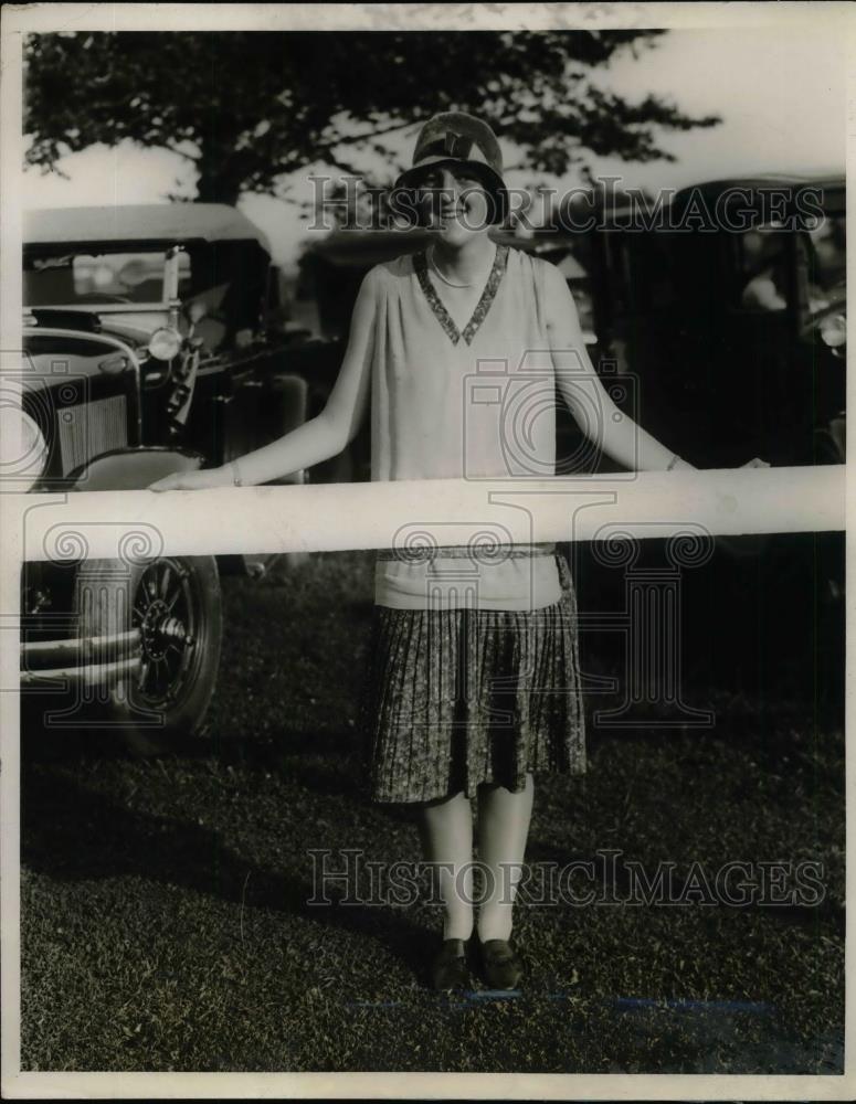 1928 Press Photo Miss Doris Leonard Borden Watches Argentine Polo Team - Historic Images