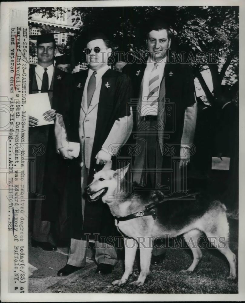 1949 Press Photo blind veteran Edward Hoyczy graduates from Harvard University - Historic Images