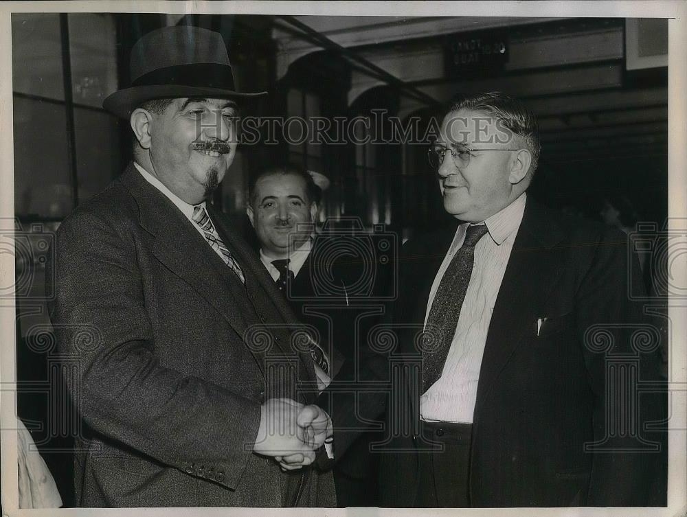 1938 Press Photo Allan Heywood, CIO Reg. Dir. Of N.Y. Greeted By Leon Jouhaux - Historic Images