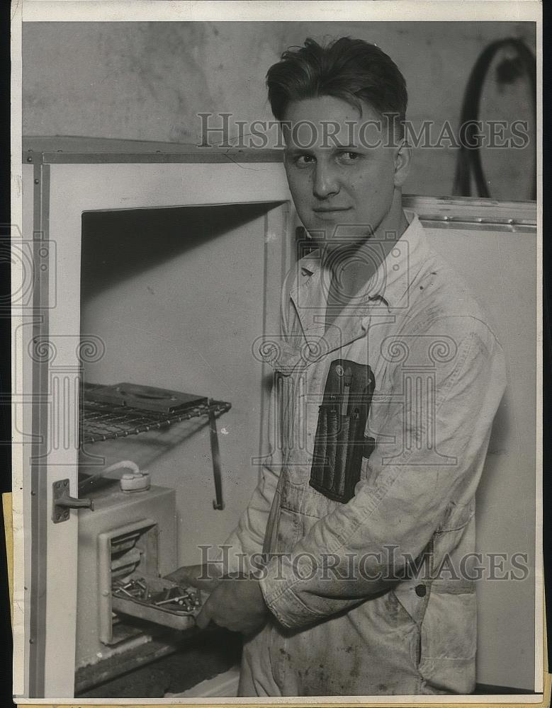 1932 Press Photo Revets frozen to make workable Professor John E. Younger - Historic Images