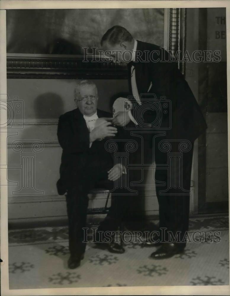 1925 Press Photo Dr.Charles Curtist, Pres. of the Pa. Museum awarded Edward Bok. - Historic Images