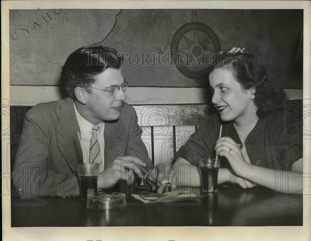 1939 Press Photo Jeanne Hart and Robert Hurd of Kent State University - Historic Images