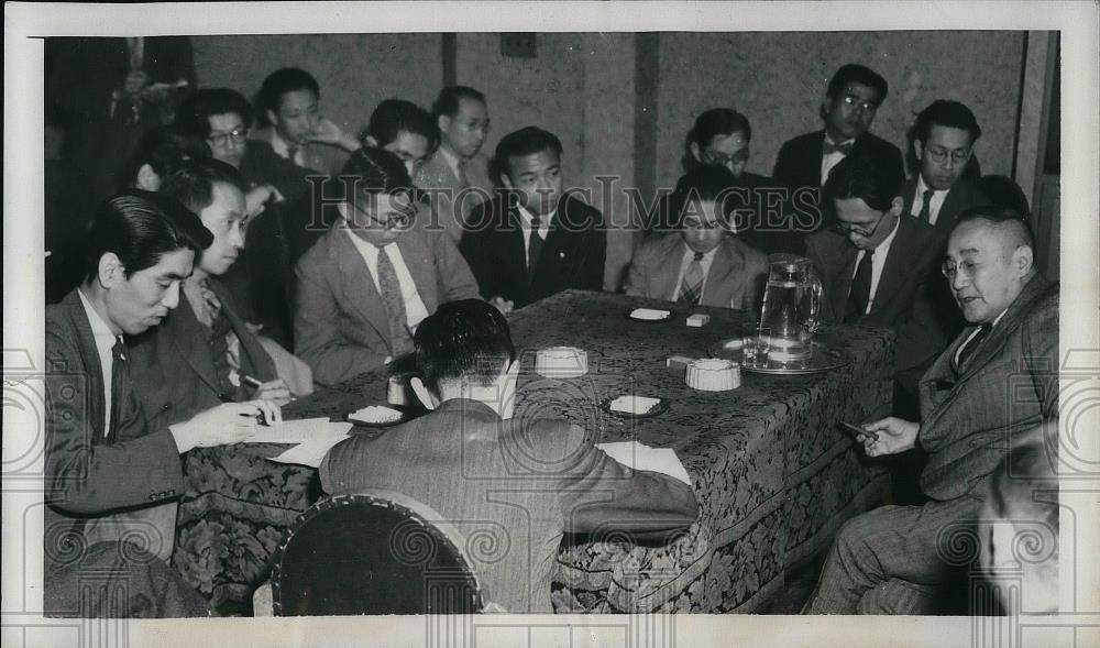 1950 Press Photo Japan Prime Minister Shigeru Yoshida During Conference - Historic Images
