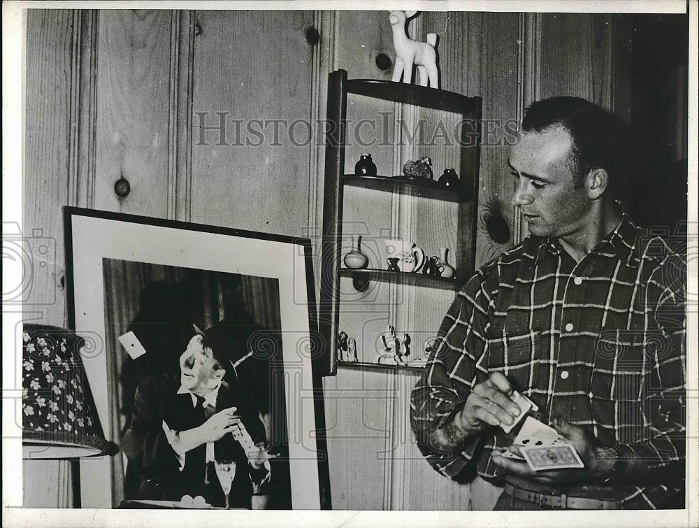 1944 Press Photo Yankees Second Baseman Joe Gordon Doing Card Trick in Home - Historic Images