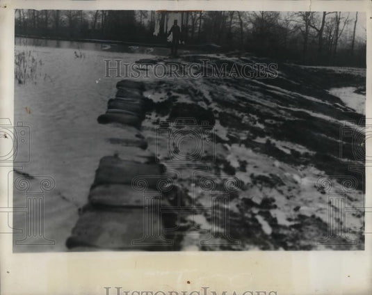 1932 Press Photo Broken levee at Grassy Lake, Miss. causes floods - nea37222 - Historic Images