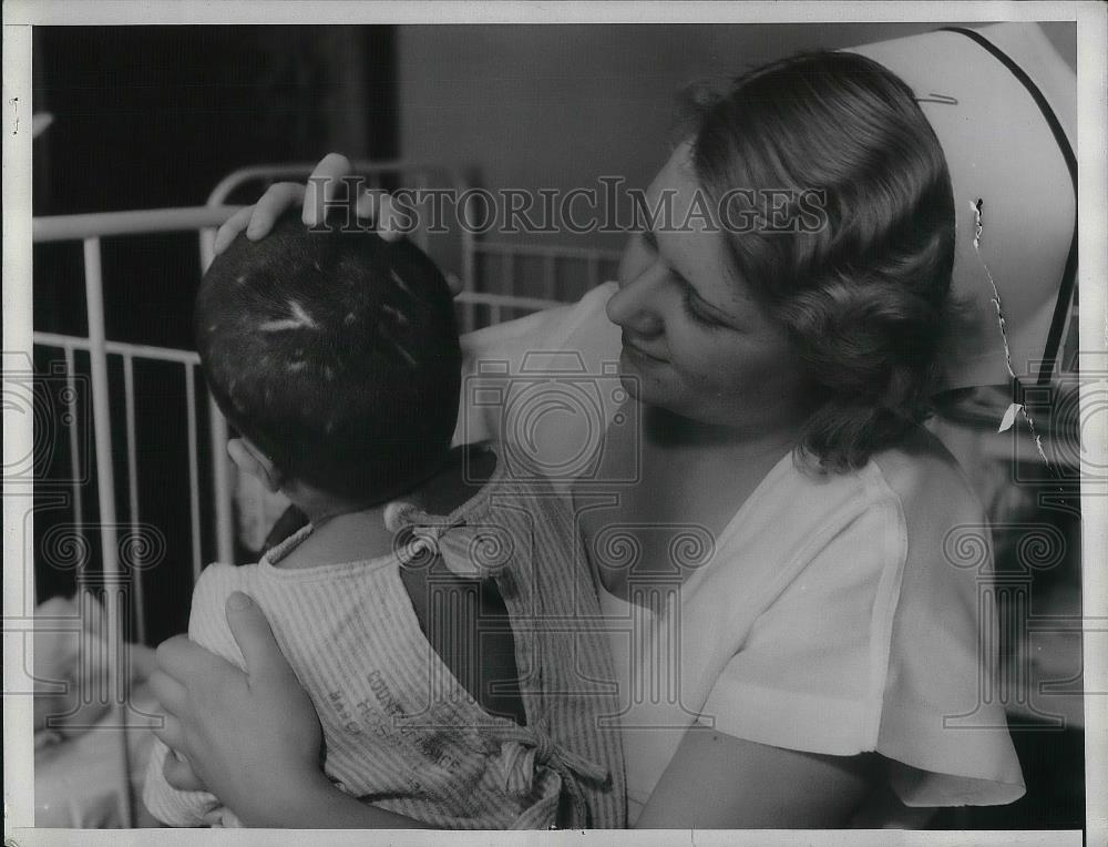 1934 Press Photo abused child Mary with nurse Hazel Freeberg - nea36057 - Historic Images