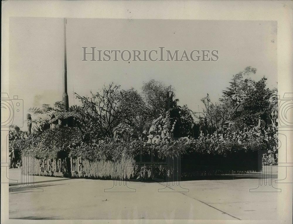 1933 Press Photo Floats Prepared For 44th Annual Tournament Of Rose Parade - Historic Images