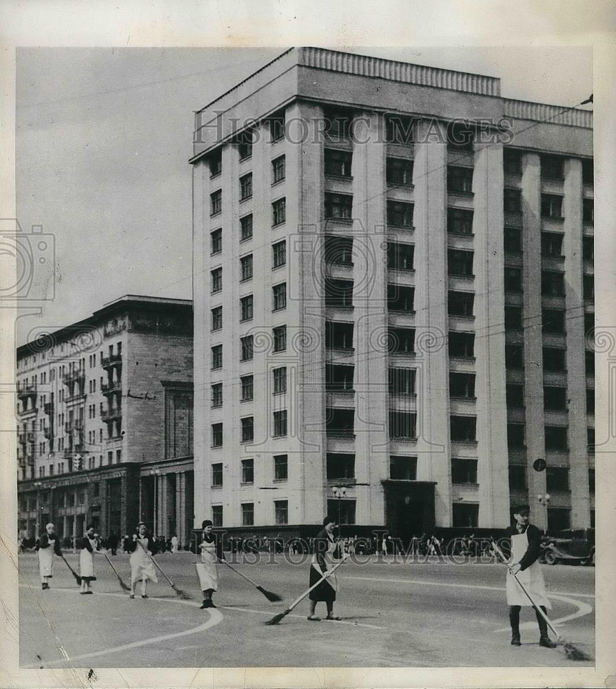 1947 Press Photo Gorky Street Moscow U.S.S.R. men and women Sweeping - nea35547 - Historic Images