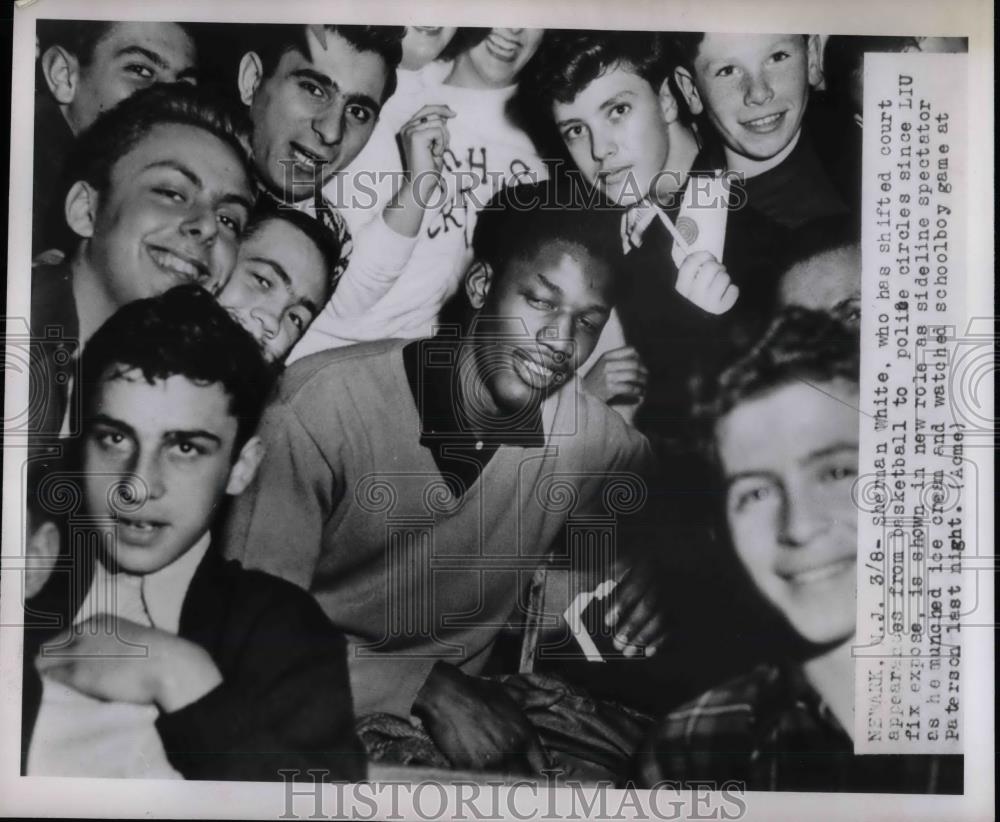 1951 Press Photo Sherman White Watches Basketball Game From Stands With Friends - Historic Images