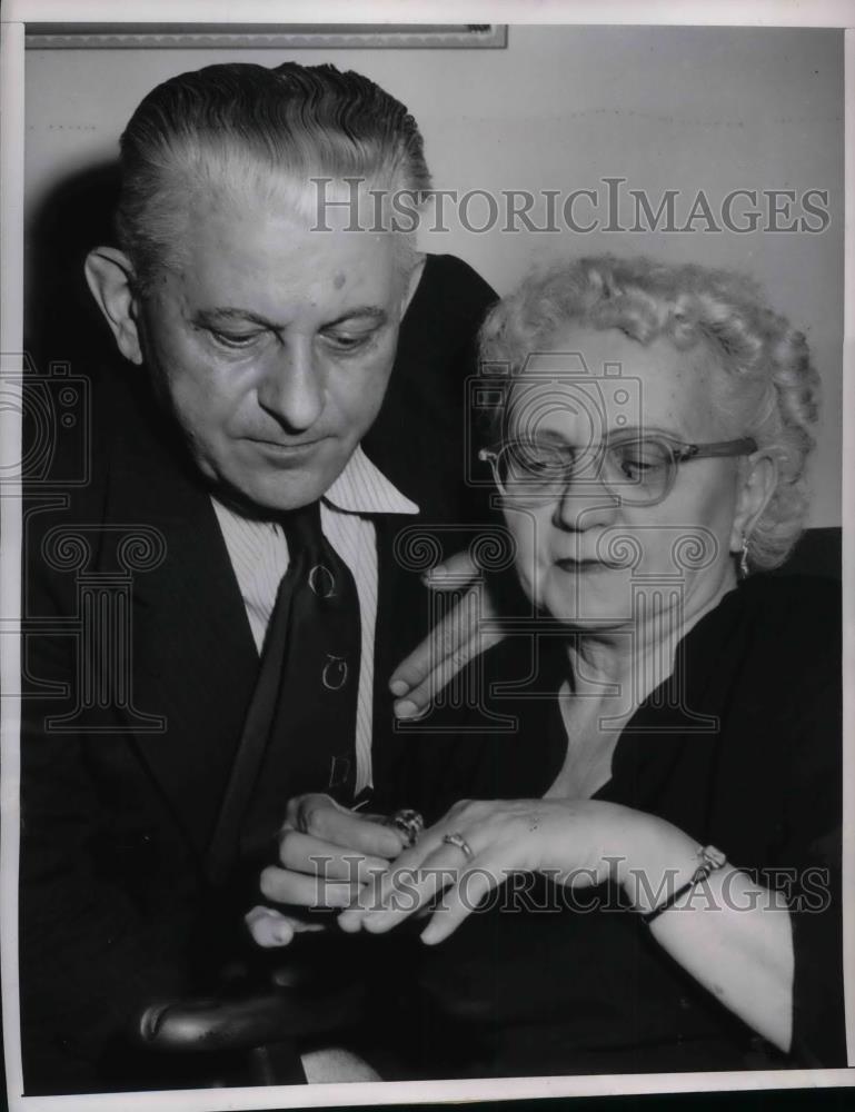 1951 Press Photo Maz hartmann &amp; Wife Looking at Her Ring Which May Been Royal - Historic Images
