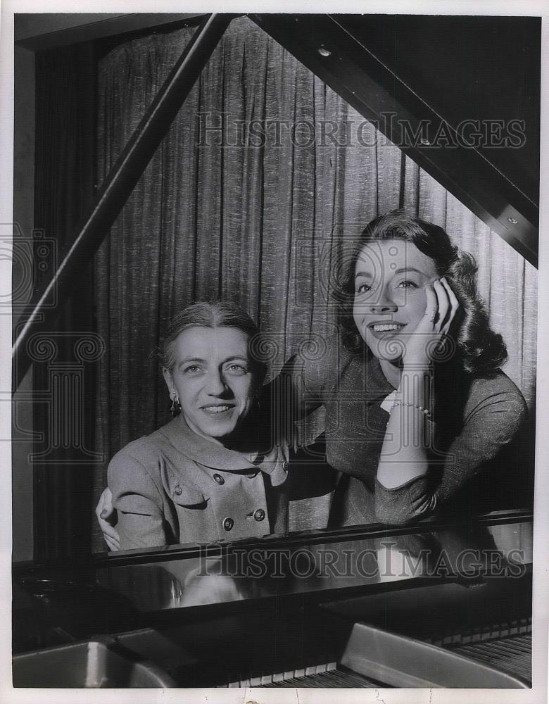1955 Press Photo Singer Betty Clooney with Mother Frances - Historic Images