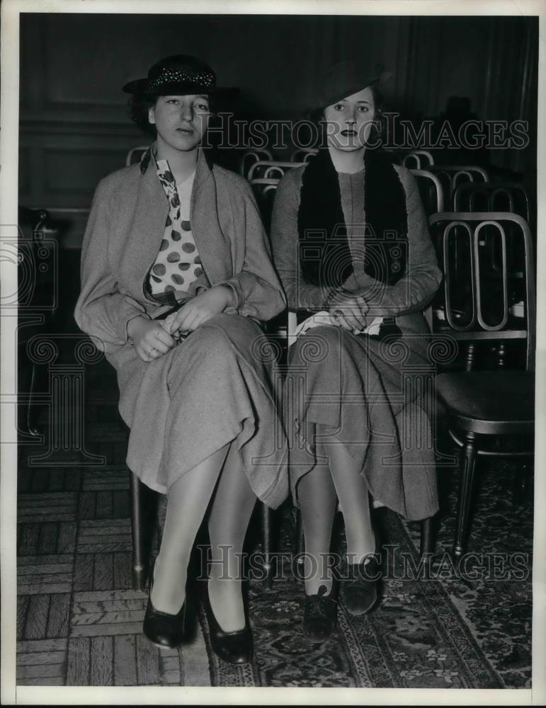 1934 Press Photo Barbara Hoge, Nancy Sewall, at the Plaza Hotel in New York - Historic Images
