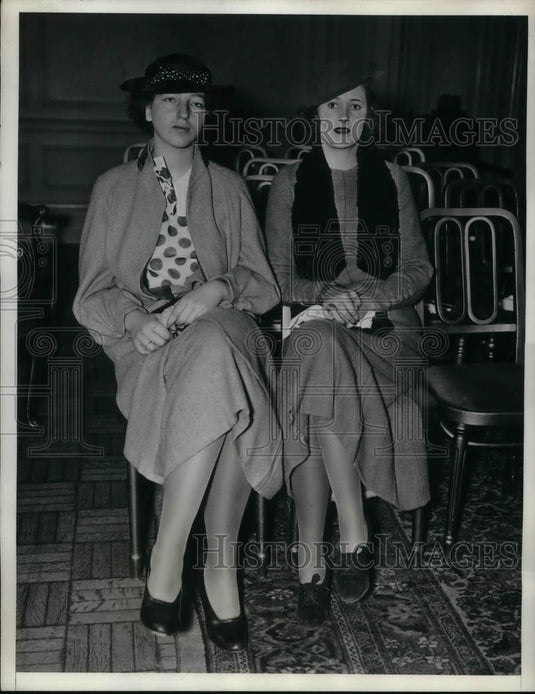 1934 Press Photo Barbara Hoge, Nancy Sewall, at the Plaza Hotel in New York - Historic Images