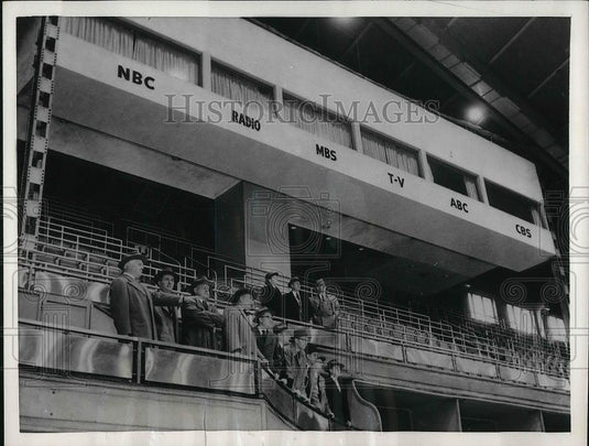 1955 Press Photo Newsman Hy Raskin Pointing To Amphitheater To Radio Reps - Historic Images