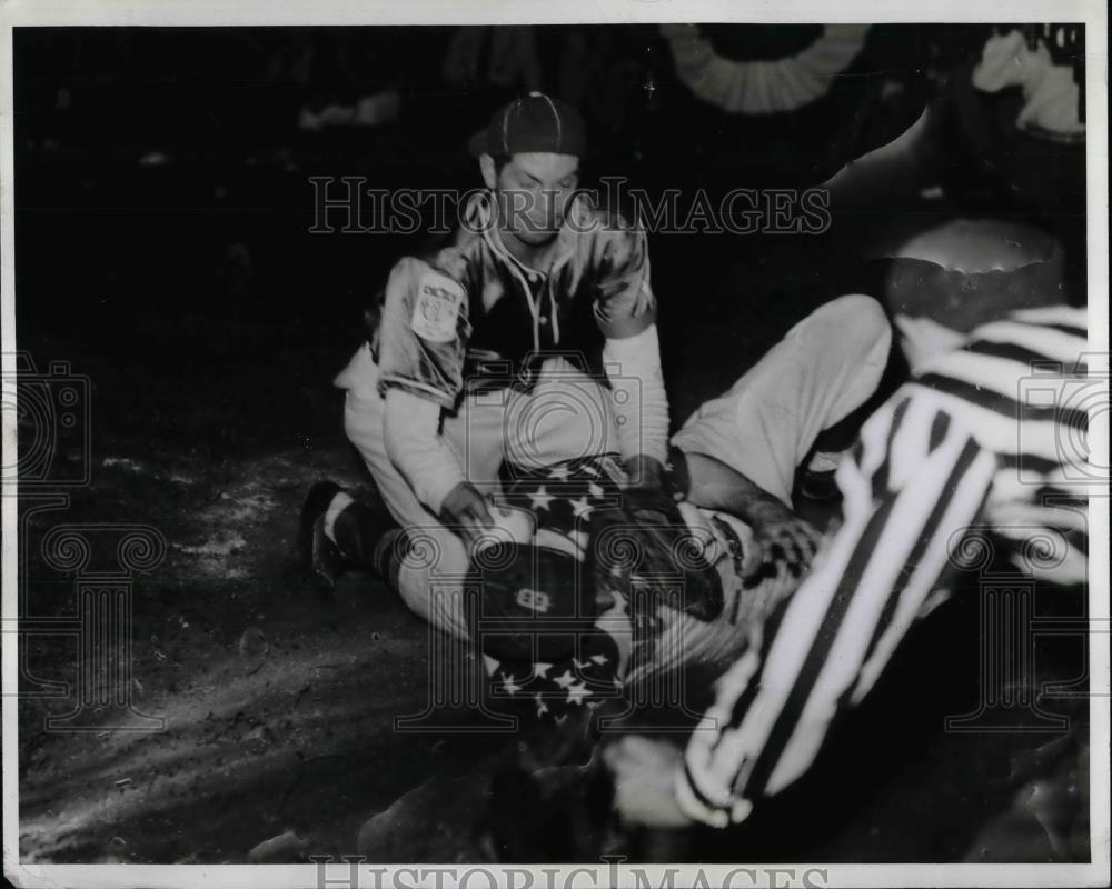1942 Press Photo Jack Hanson Catcher Merrill-USher Softball - nea40728 - Historic Images