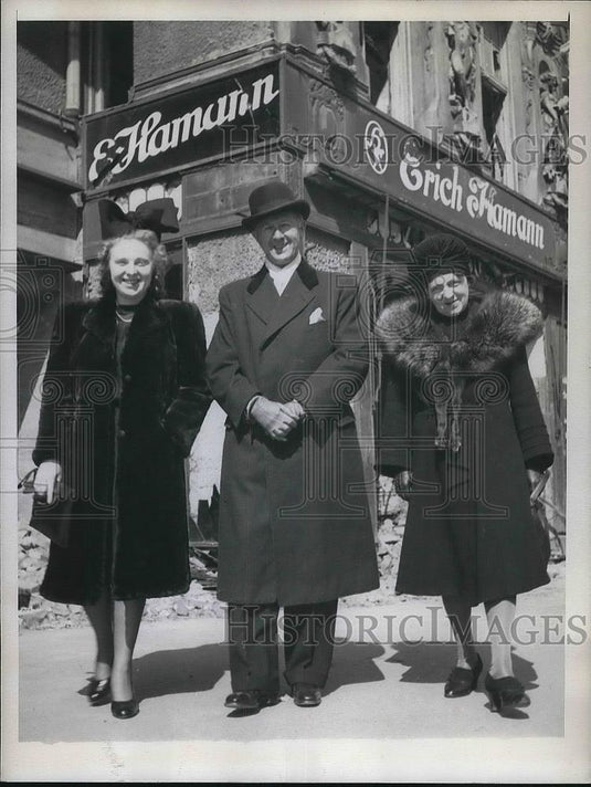 1946 Press Photo German Trio Walk Down Kurfuerstendan Well - nea39197 - Historic Images
