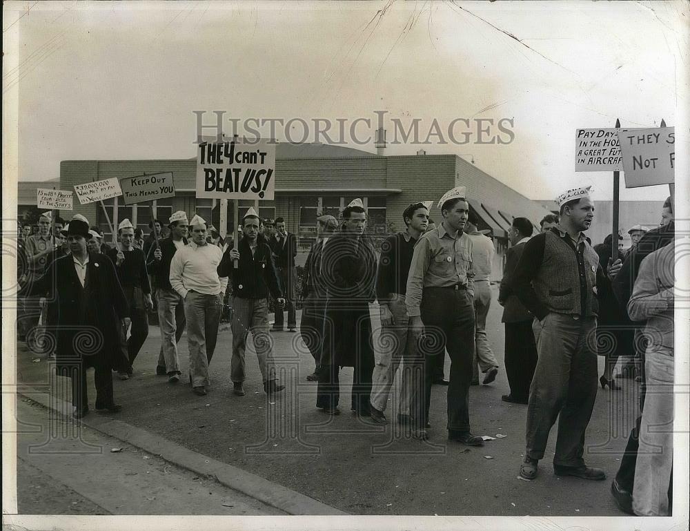 1940 Press Photo Strike of 3500 Employees Vultee Aircraft Plant - nea35725 - Historic Images