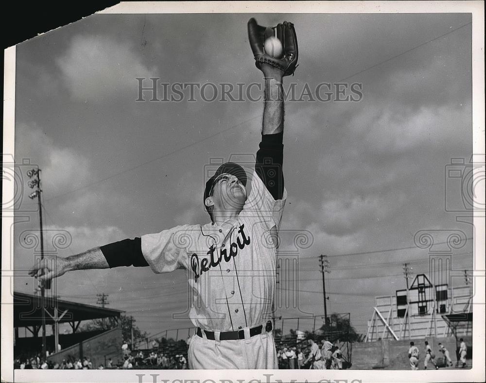 1951 Press Photo Detroit&#39;s Charlie Keller Reaches For Ball - nea41743 - Historic Images