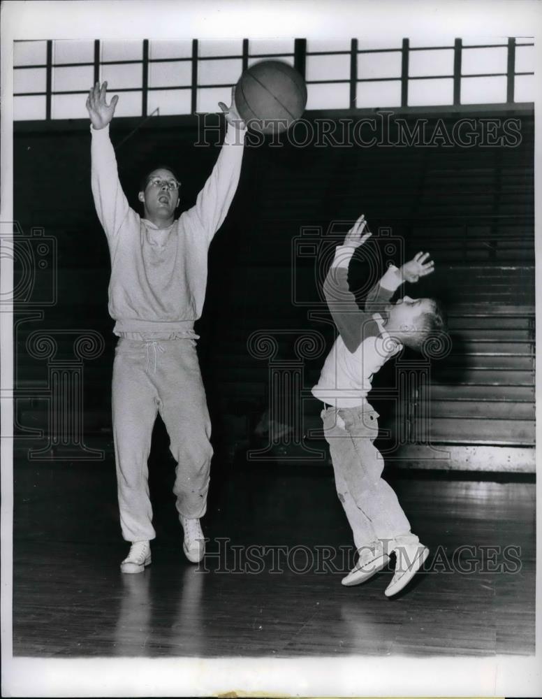 1961 Press Photo Bob Will Outfielder Cubs Plays Basketball With Son Berwyn West - Historic Images