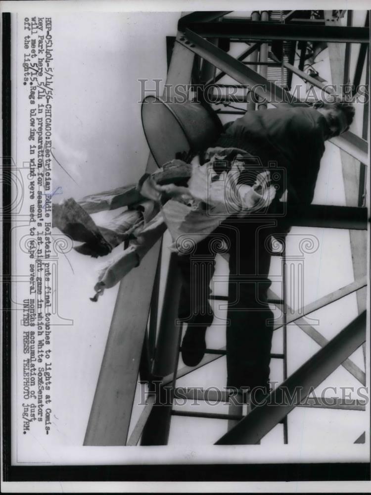 1956 Press Photo Electrician Eddie Holstein Final Touches Comiskey Park Lights - Historic Images