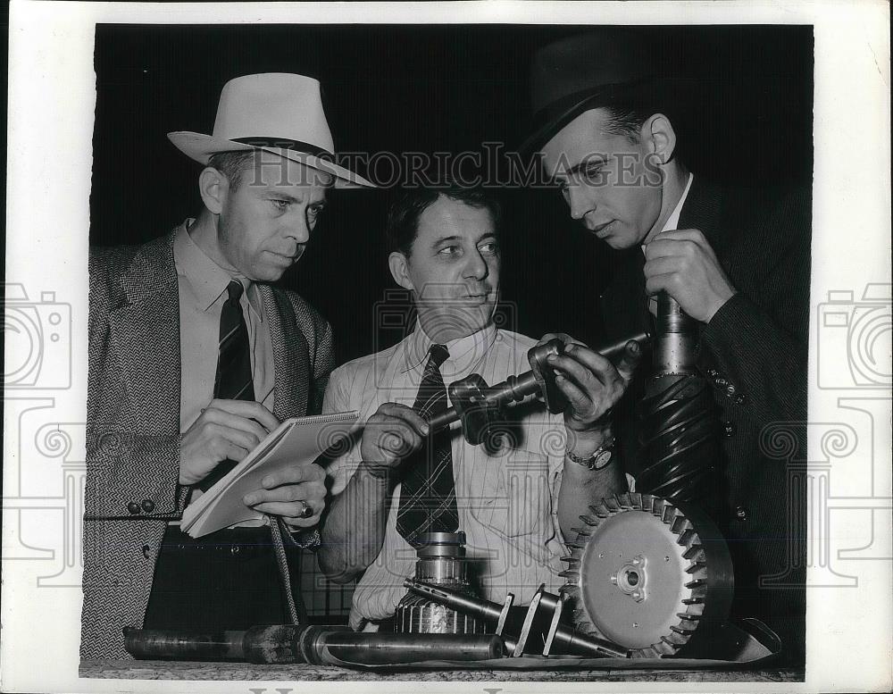 1942 Press Photo Troubleshooters Alvin Eicholz &amp; Lyle Harvey Inspect Plant - Historic Images