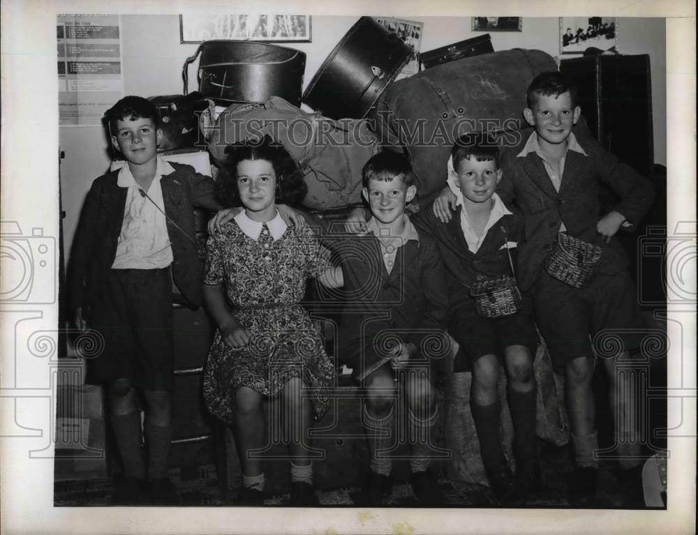 1943 Press Photo Marge, John, Robin,David ,Richard Lloyd wait for mom - Historic Images