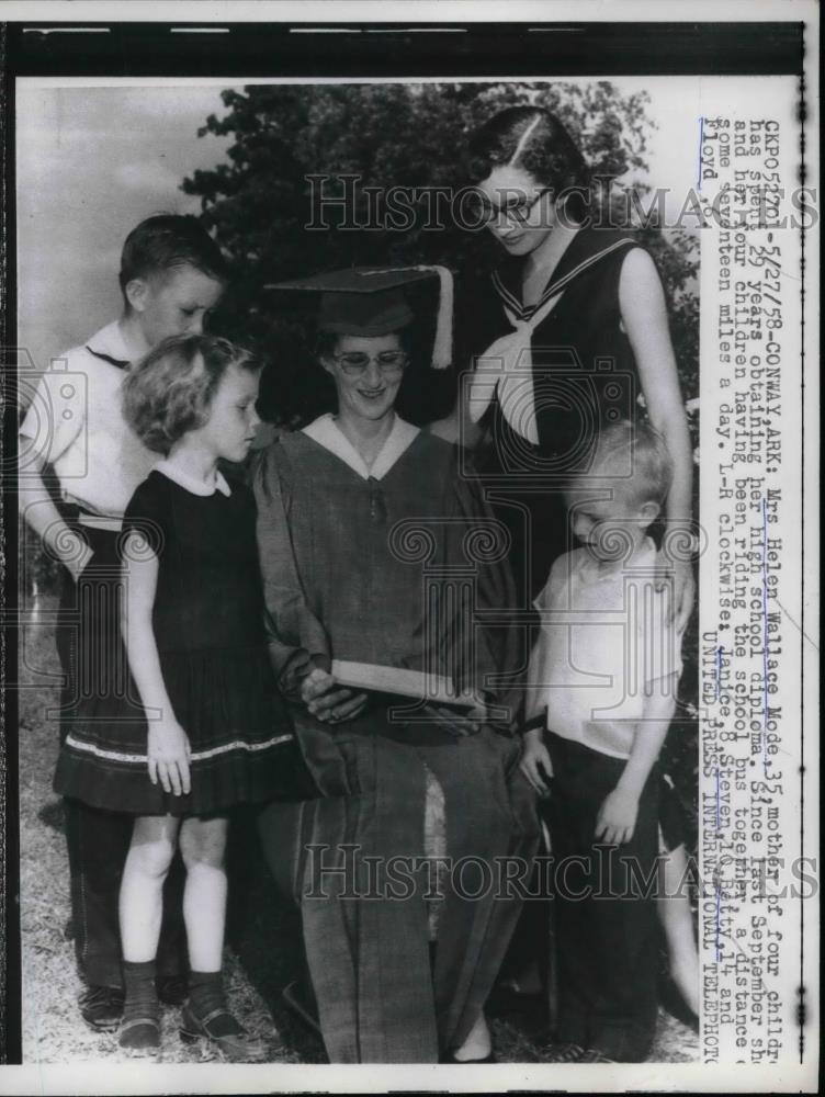 1958 Press Photo Mrs. Helen Wallace Mode Attends School With Her Children - Historic Images