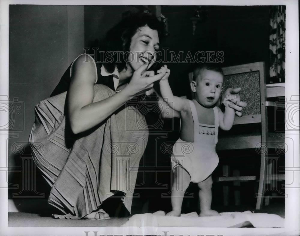 1954 Press Photo Mrs Lois English of Skokie, Ill &amp; son Matthew - nea37401 - Historic Images