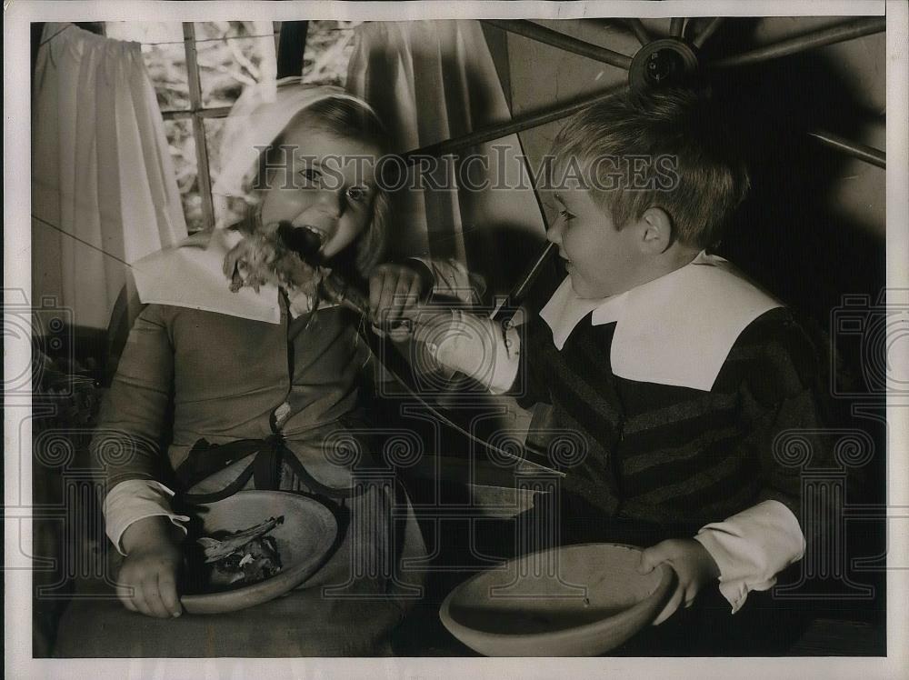 1938 Press Photo Mercy Barnes and Brother Southers eating a meal - nea35280 - Historic Images