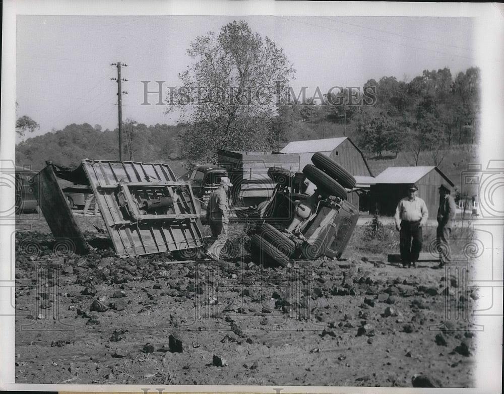 1949 Press Photo wrecked coal truck in Murphysboro, IL - nea35962 - Historic Images
