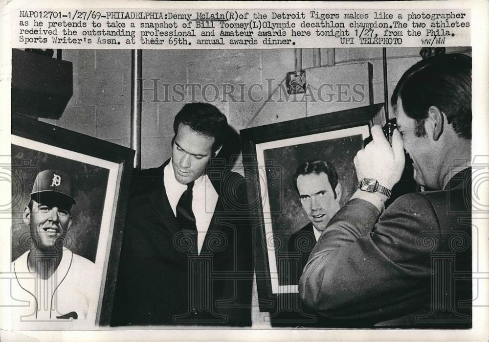 1969 Press Photo Tigers' Denny McLain with Decathlon Athlete Bill Toomey - Historic Images