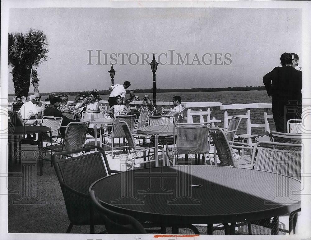 1966 Press Photo View Of People At Outside Restaurant In Florida - nea39072 - Historic Images