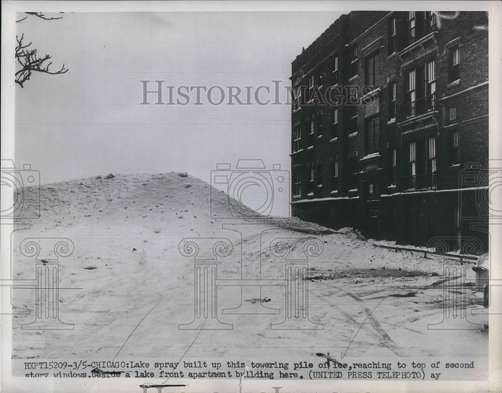 1952 Press Photo Chicago Lake Spray Towering Pile of Ice Lake front - nea38730 - Historic Images