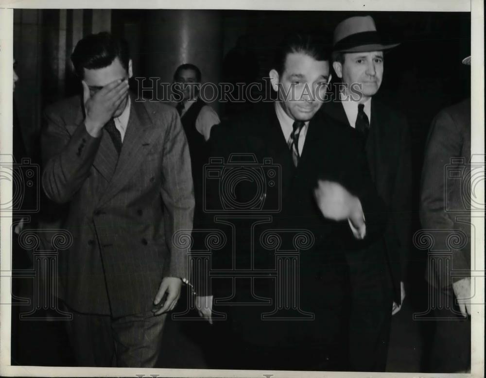 1938 Press Photo Albert Harvey &amp; Harry Baxter Held By Federal Agents - nea37349 - Historic Images