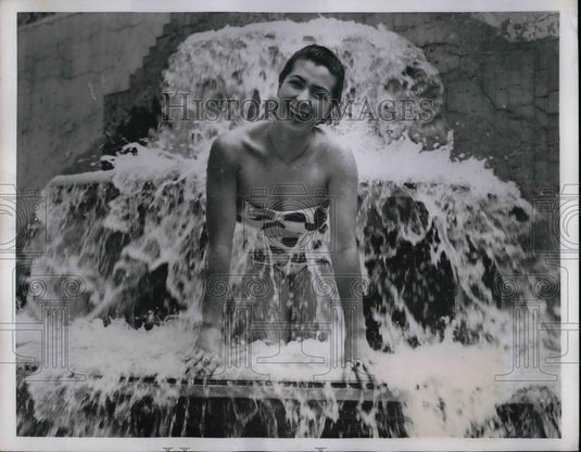 1952 Press Photo Thelma Homsey Take Refuge From Heat In Roehampton Swimming Pool - Historic Images