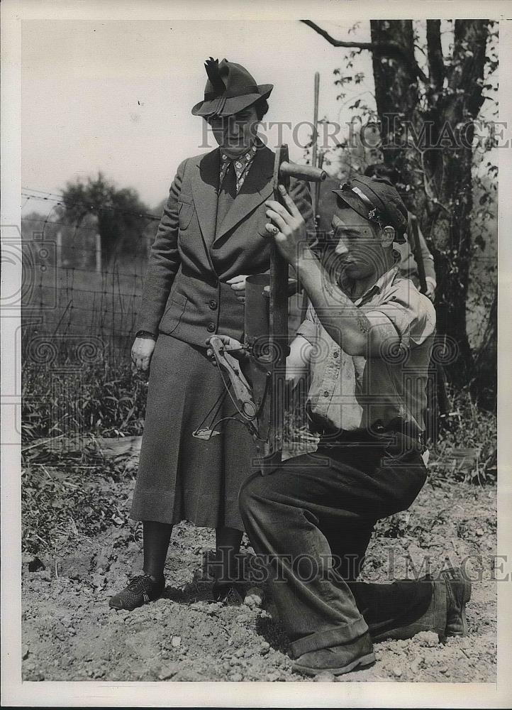 1938 Press Photo Edward Spaulding demonstrate a corn Planter to Mrs.Morgenthau. - Historic Images
