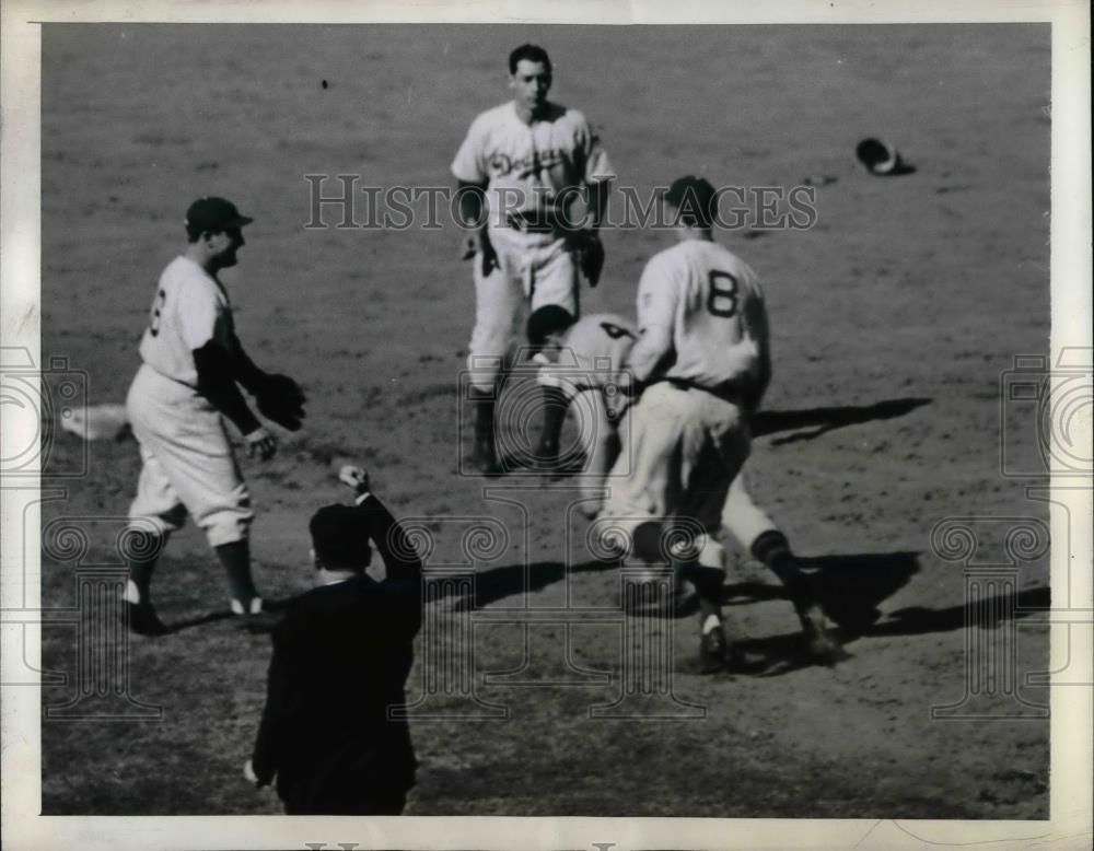 1944 Press Photo Phillies&#39; Coaker Triplett Out at Second by Yankees&#39; H. Schultz - Historic Images