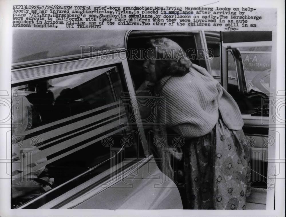 1962 Press Photo Mrs Irving Herschberg at NYC accident scene - nea37285 - Historic Images