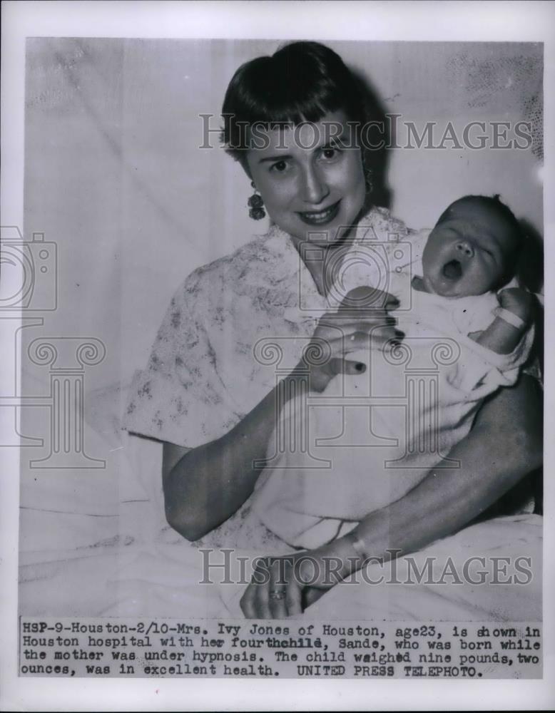 1956 Press Photo Mrs. Ivy Hones shown Houston Hospital with 4th child Sande - Historic Images