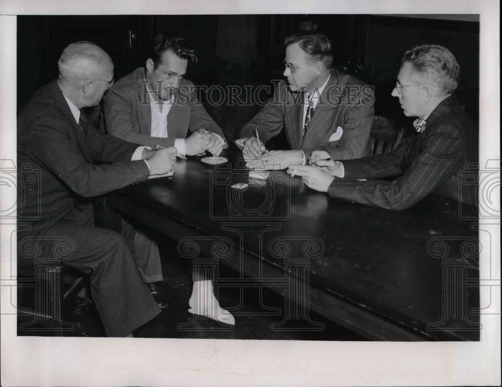 1946 Press Photo Police Capt JG Bowers, Lt JK Law,J Barnes with suspect Al Adams - Historic Images