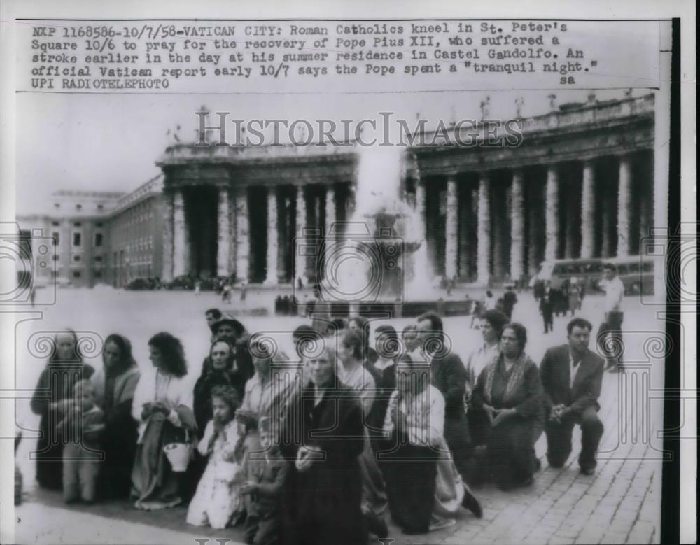 1958 Press Photo Roman Catholic St. Peters Square pray for Pope Pius XII - Historic Images