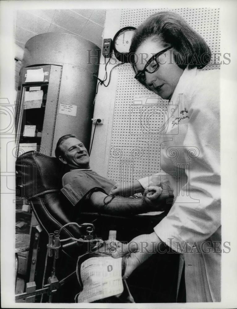 1971 Press Photo Robert Eldridge Donates His Rare Blood - nea37960 - Historic Images