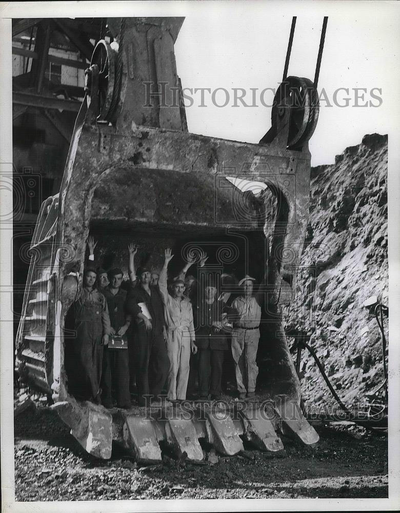 1945 Press Photo Bituminous Coal Coal Miners worker stand at a large Shovel. - Historic Images