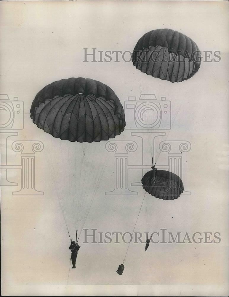 1948 Press Photo Volunteer Nurses Parachuting During Training In New York - Historic Images
