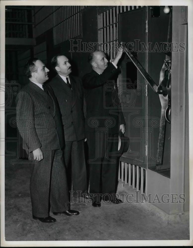 1941 Press Photo Commissioner Peter Amorosa, Dep. Comm. Richard McGee &amp; Warden - Historic Images