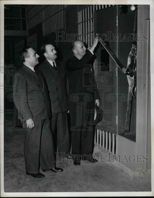 1941 Press Photo Commissioner Peter Amorosa, Dep. Comm. Richard McGee & Warden - Historic Images
