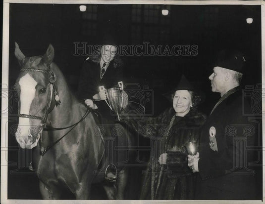 1939 Press Photo Mrs Richard C. Heather, Carol J Adler at Equestrian show - Historic Images